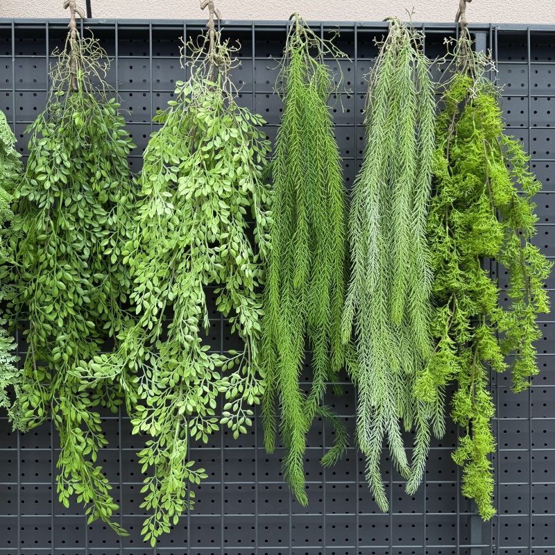 フェイクハーブ付きのリアルなプラスチック製の吊り下げ蔓 -  - String Of Pearls Plant のレビューと価格